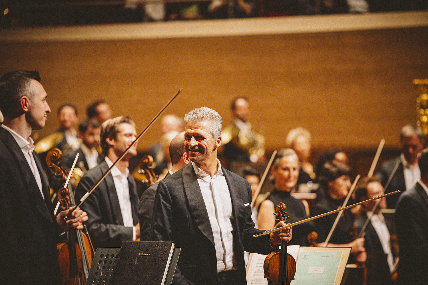 © Taichi Nishimaki The Orchestre de la Suisse Romande on tour at the Suntory Hall in Tokyo with violinist HIMARI and conductor Jonathan Nott