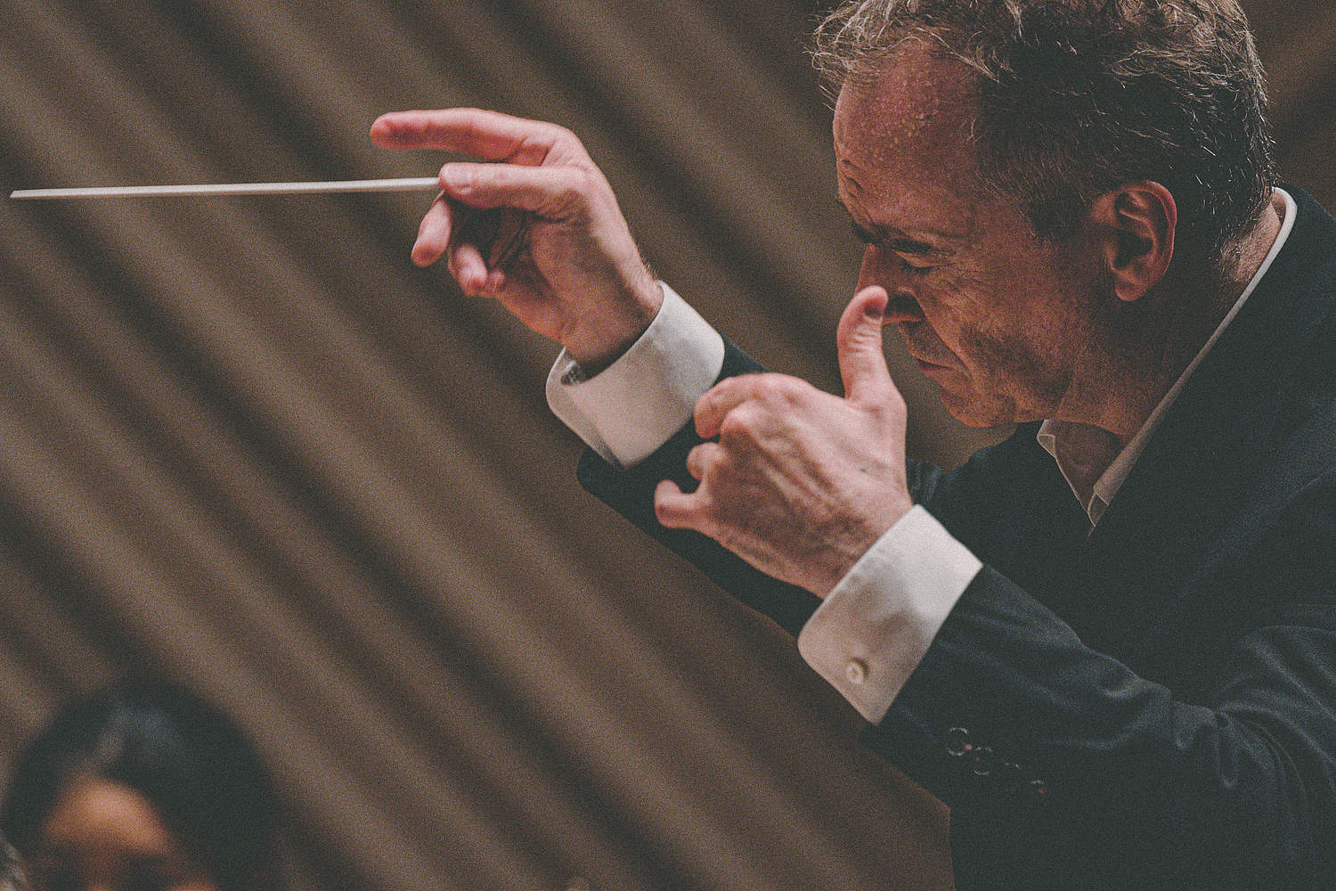 © Taichi Nishimaki The Orchestre de la Suisse Romande on tour at the Muza Kawasaki Symphony Hall in Tokyo with cellist Michiaki Ueno and conductor Jonathan Nott