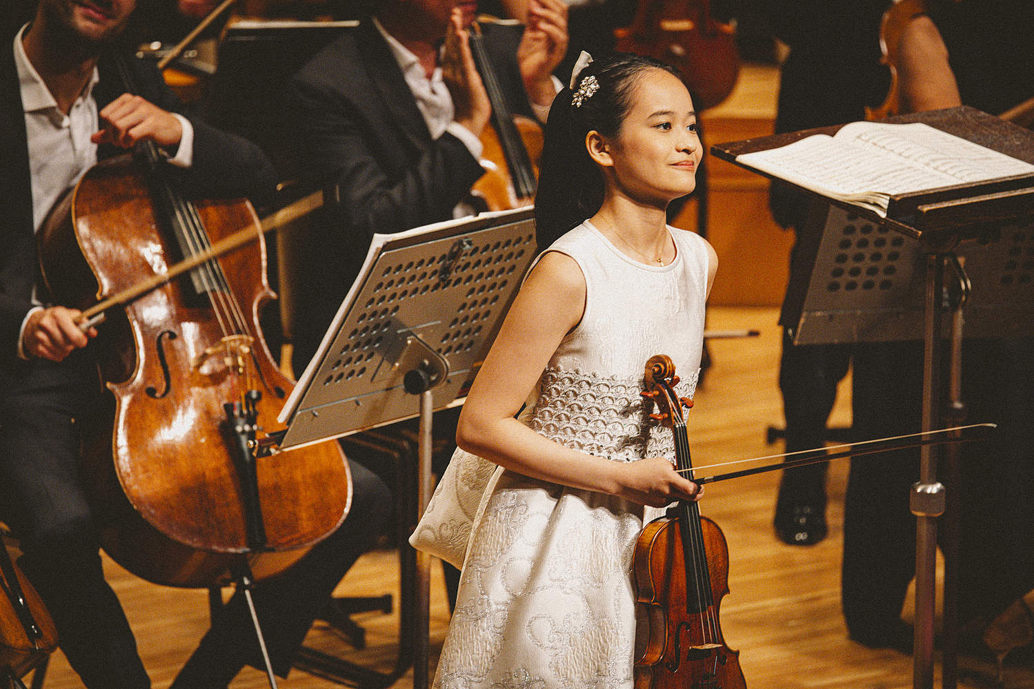 © Taichi Nishimaki The Orchestre de la Suisse Romande on tour at the Suntory Hall in Tokyo with violinist HIMARI and conductor Jonathan Nott