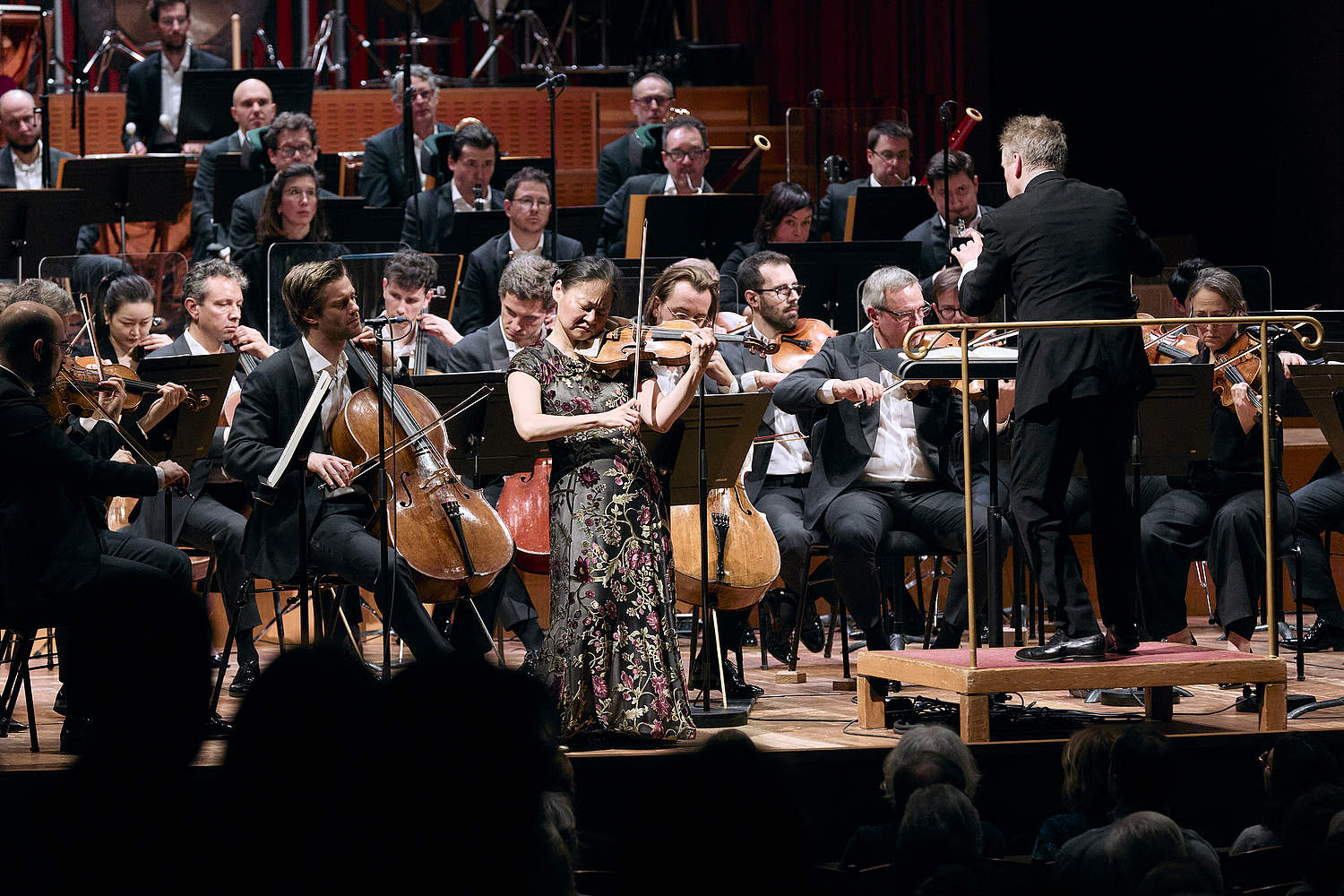 © Dougados Magali La violoniste japonaise Midori jouant le Concerto pour violon en ré mineur de Sibelius, lors d'un concert au Victoria Hall de Genève avec l'Orchestre de la Suisse Romande et le chef d'orchestre Jonathan Nott