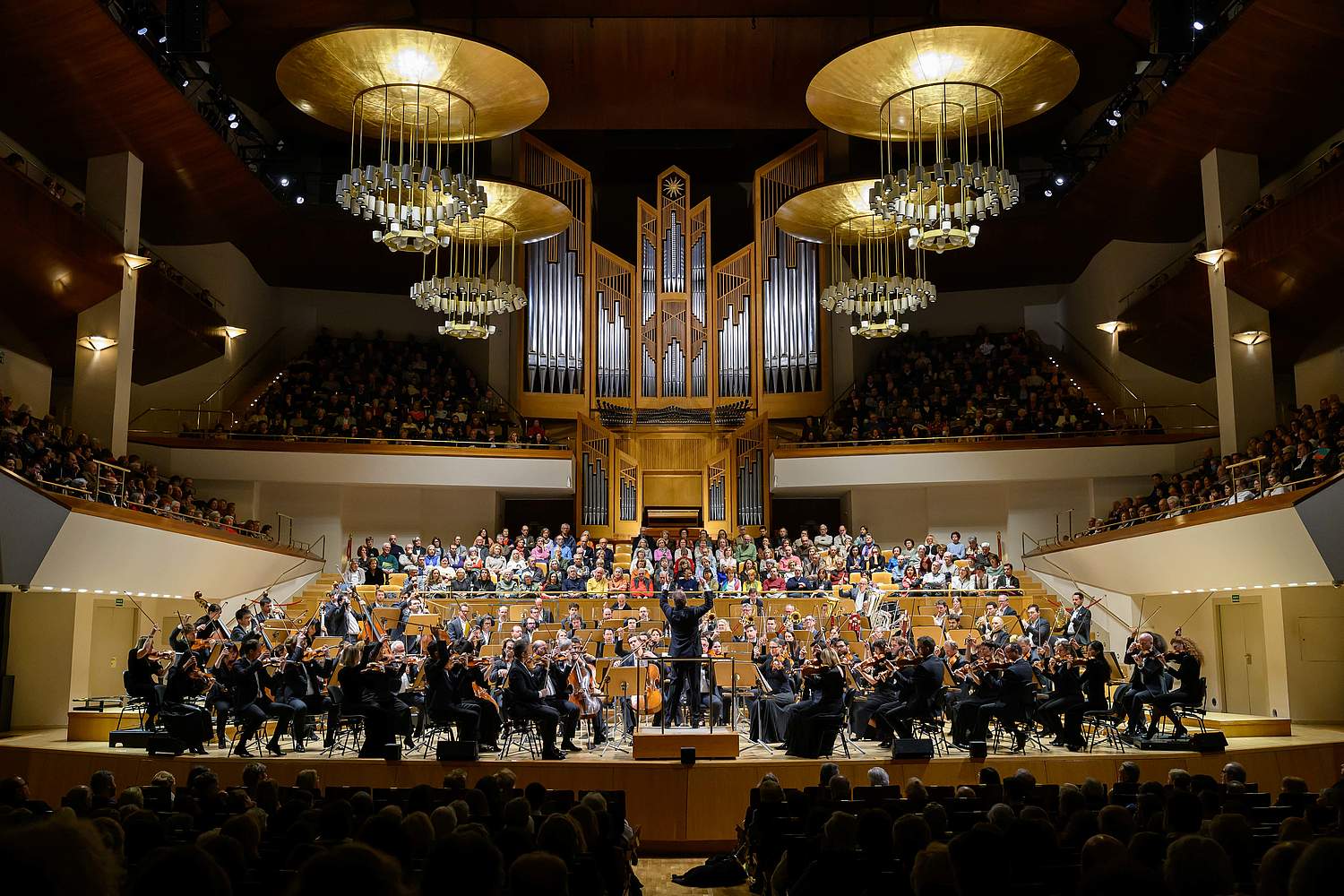 Auditorio Nacional de Musica de Madrid © Rafa Martin L'Orchestre de la Suisse Romande, le chef d'orchestre Jonathan Nott et la violoniste japonaise Midori dans l'Auditorio Nacional de Musica de Madrid jouent le Concerto pour violon en ré mineur de Sibelius lors de leur tournée en Espagne.
