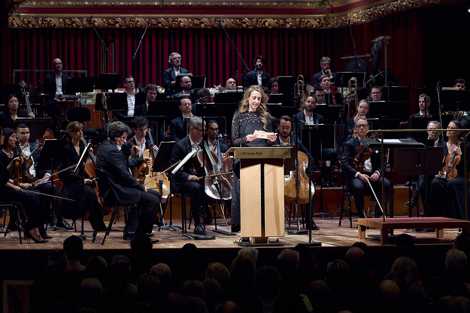 Discours de Charlotte de Senarclens, présidente de la Fondation de l'OSR © Dougados Magali Discours de Charlotte de Senarclens, présidente de la Fondation de l'OSR lors du concert de l'an des Amis de l'Orchestre de la Suisse Romande