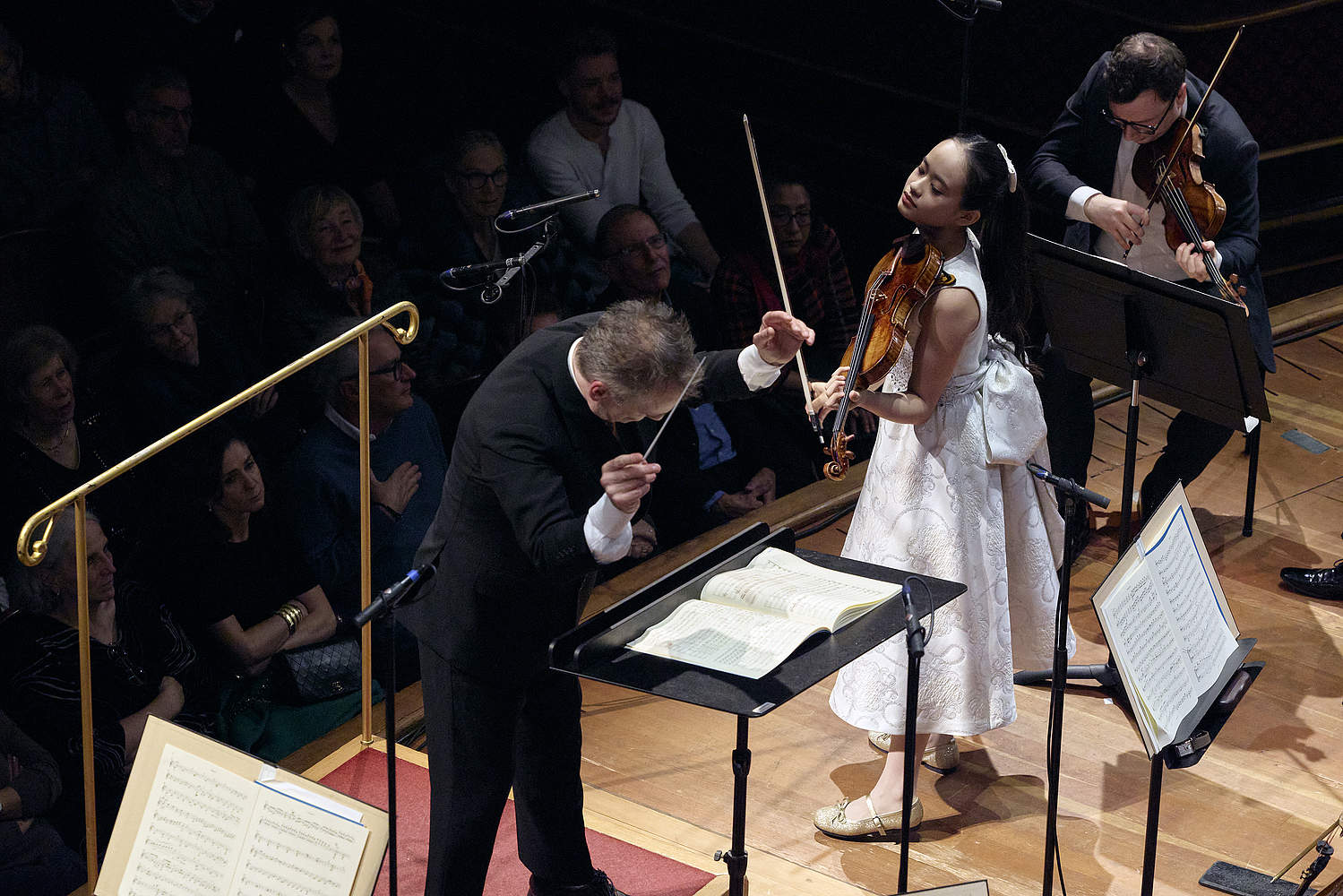 © Dougados Magali La violoniste japonaise HIMARI en train de jouer le Concerto pour violon de Max Bruch avec le chef d'orchestre Jonathan Nott pour un concert classique au Victoria Hall de Genève avec l'Orchestre de la Suisse Romande
