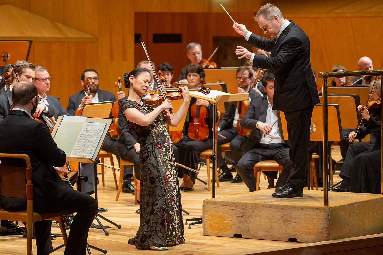 Auditorio de Zaragoza Princesa Leonore © Pilar Mairo L'Orchestre de la Suisse Romande, le chef d'orchestre Jonathan Nott et la violoniste japonaise Midori dans l'Auditorio de Zaragoza Princesa Leonore jouent le Concerto pour violon en ré mineur de Sibelius lors de leur tournée en Espagne.