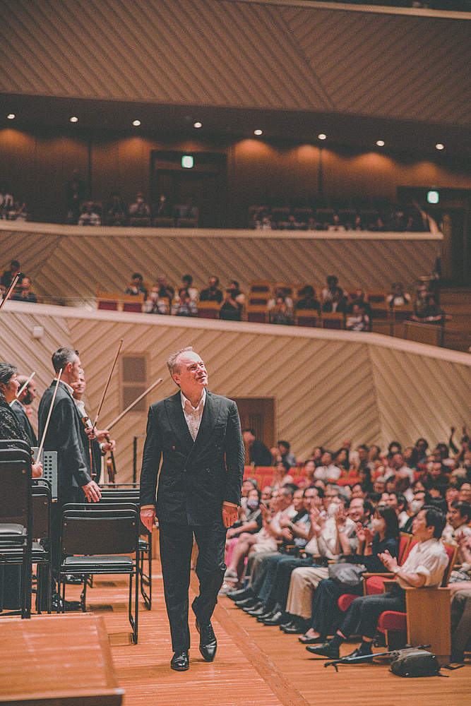 © Taichi Nishimaki The Orchestre de la Suisse Romande on tour at the Muza Kawasaki Symphony Hall in Tokyo with cellist Michiaki Ueno and conductor Jonathan Nott