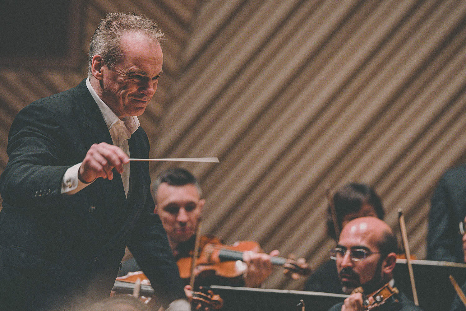 © Taichi Nishimaki The Orchestre de la Suisse Romande on tour at the Muza Kawasaki Symphony Hall in Tokyo with cellist Michiaki Ueno and conductor Jonathan Nott