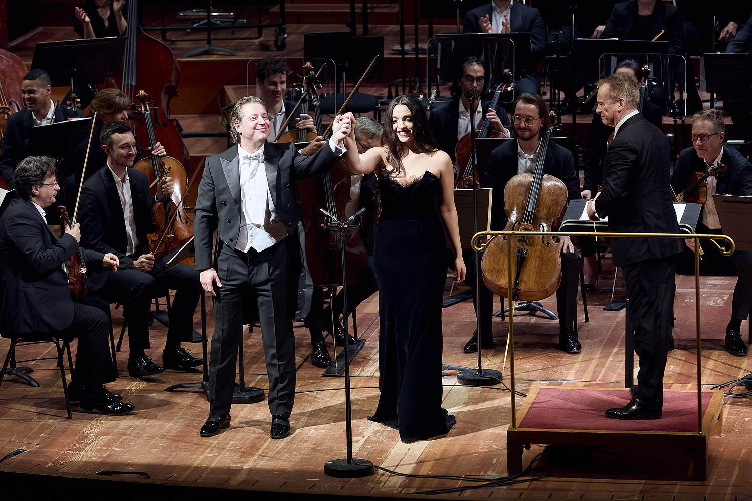 © Dougados Magali Salut de la soprano Juliana Grigoryan et le ténor Dmitry Korchak lors du concert de l'an des Amis de l'Orchestre de la Suisse Romande, avec le chef d'orchestre Jonathan Nott