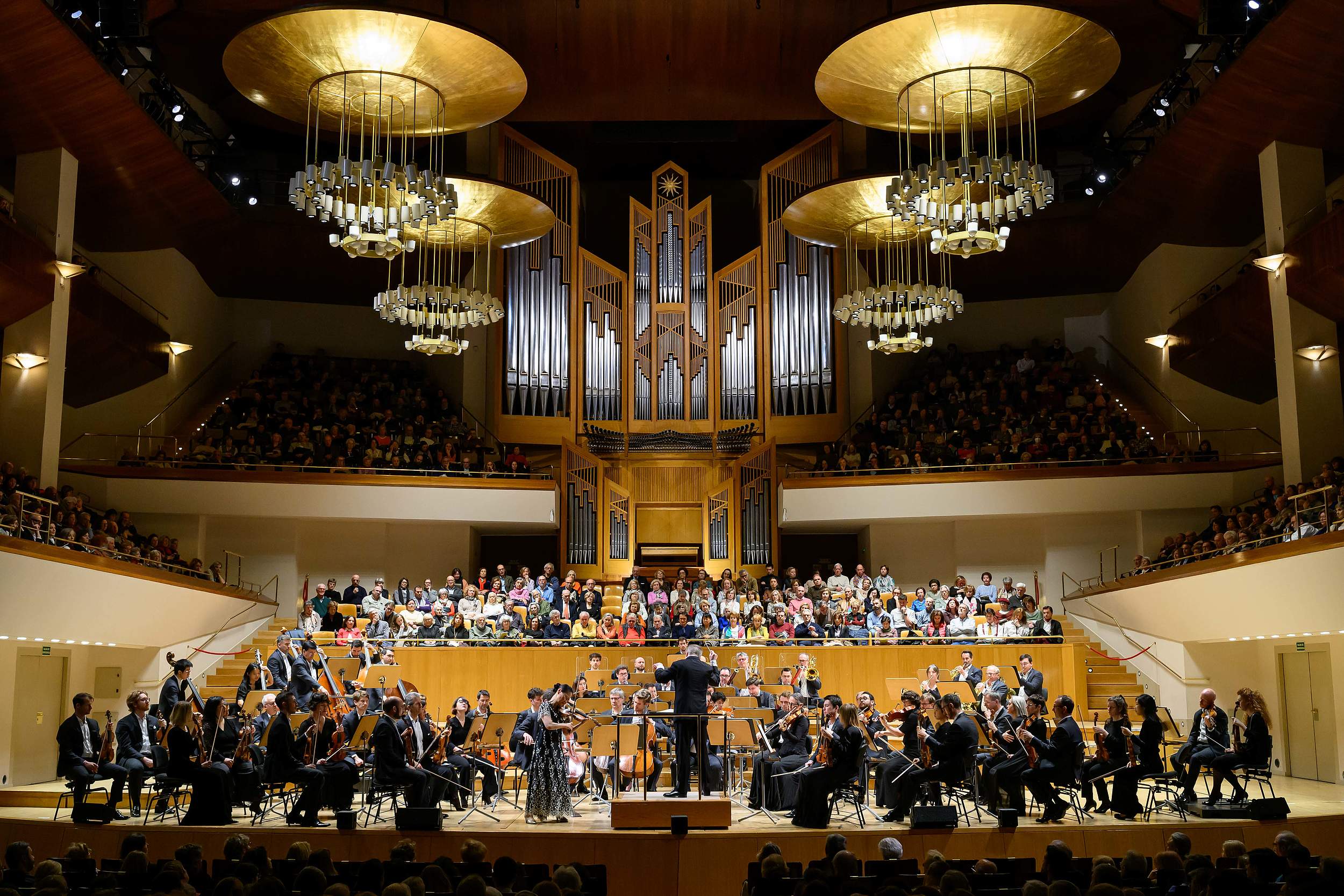 L'Orchestre de la Suisse Romande, le chef d'orchestre Jonathan Nott et la violoniste japonaise Midori dans l'Auditorio Nacional de Musica de Madrid jouent le Concerto pour violon en ré mineur de Sibelius lors de leur tournée en Espagne.