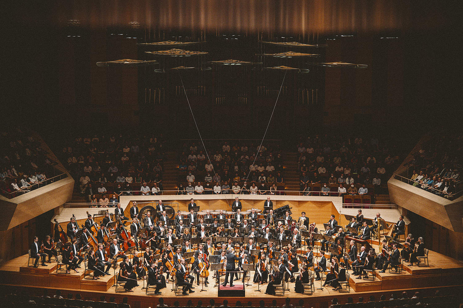 © Taichi Nishimaki The Orchestre de la Suisse Romande on tour at the Suntory Hall in Tokyo with violinist HIMARI and conductor Jonathan Nott