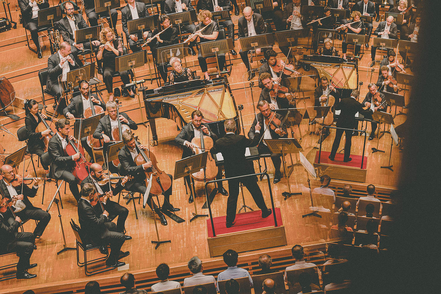 © Taichi Nishimaki The Orchestre de la Suisse Romande on tour at the Muza Kawasaki Symphony Hall in Tokyo with cellist Michiaki Ueno and conductor Jonathan Nott
