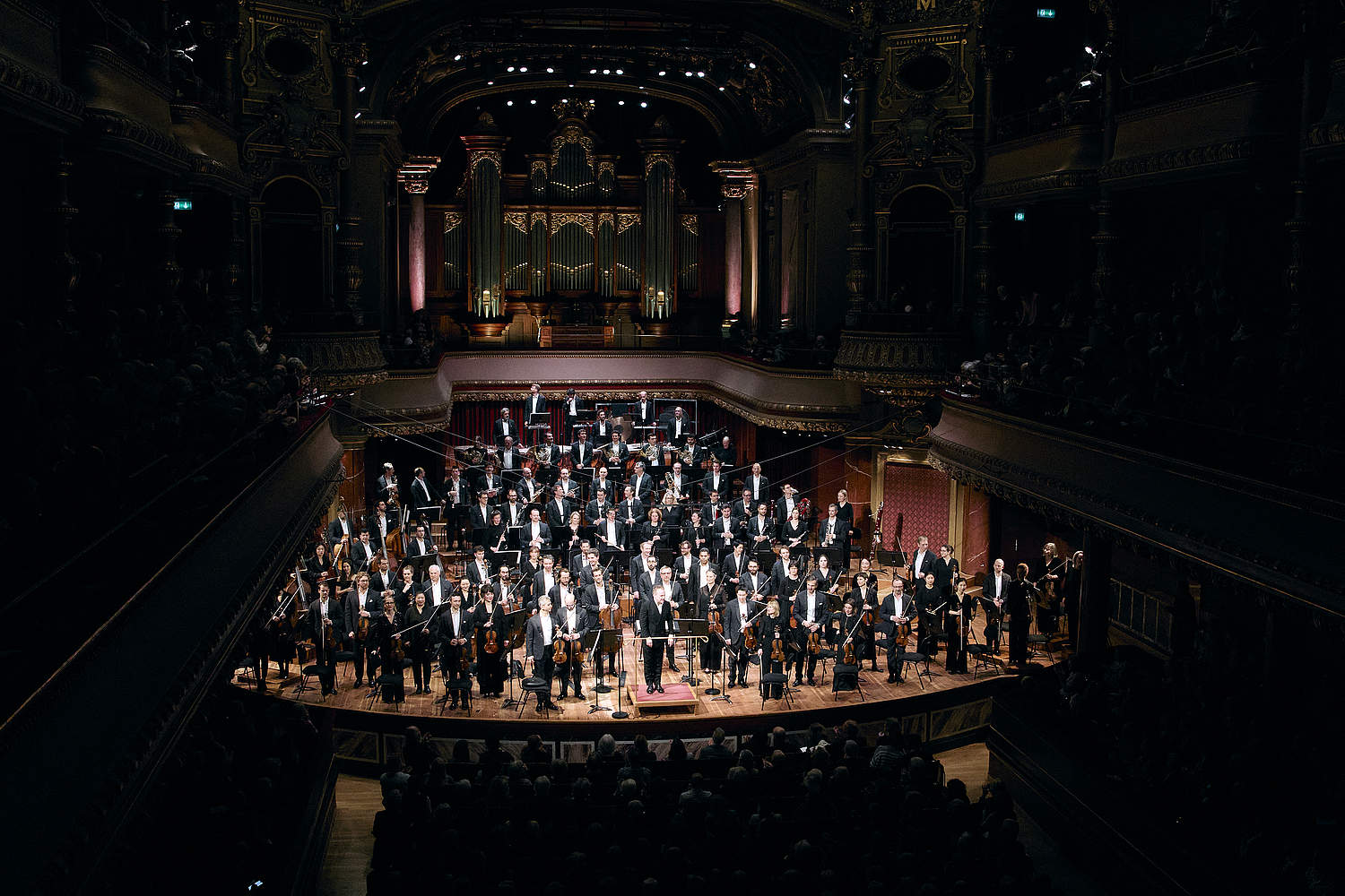 © Dougados Magali l'Orchestre de la Suisse Romande salue le public à la fin du Sacre du Printemps lors d'un concert au Victoria Hall en février 2025