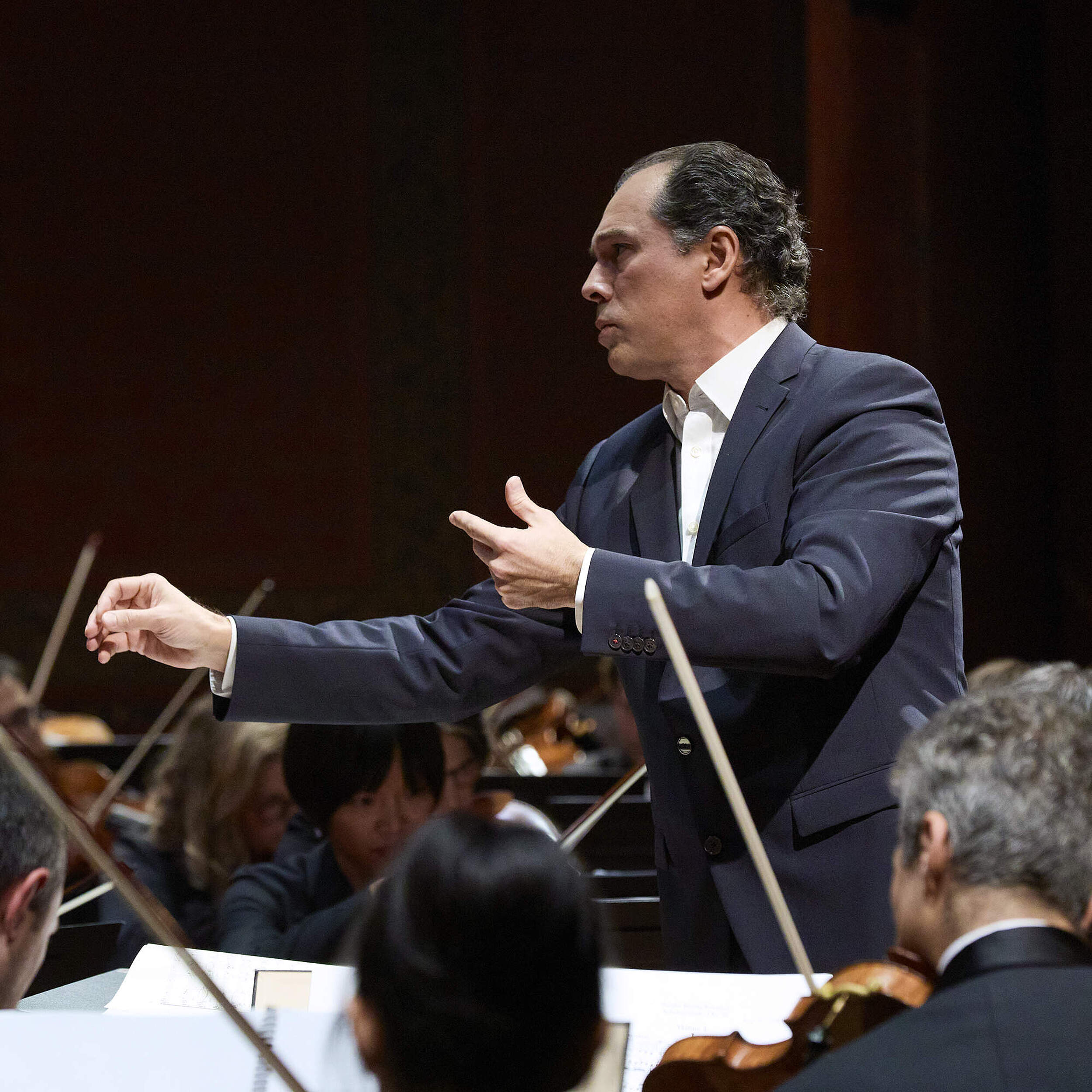 Le chef d'orchestre Tugan Sokhiev lors du concert d'ouverture de la saison 2024-25 de l'Orchestre de la Suisse Romande, au Victoria Hall de Genève