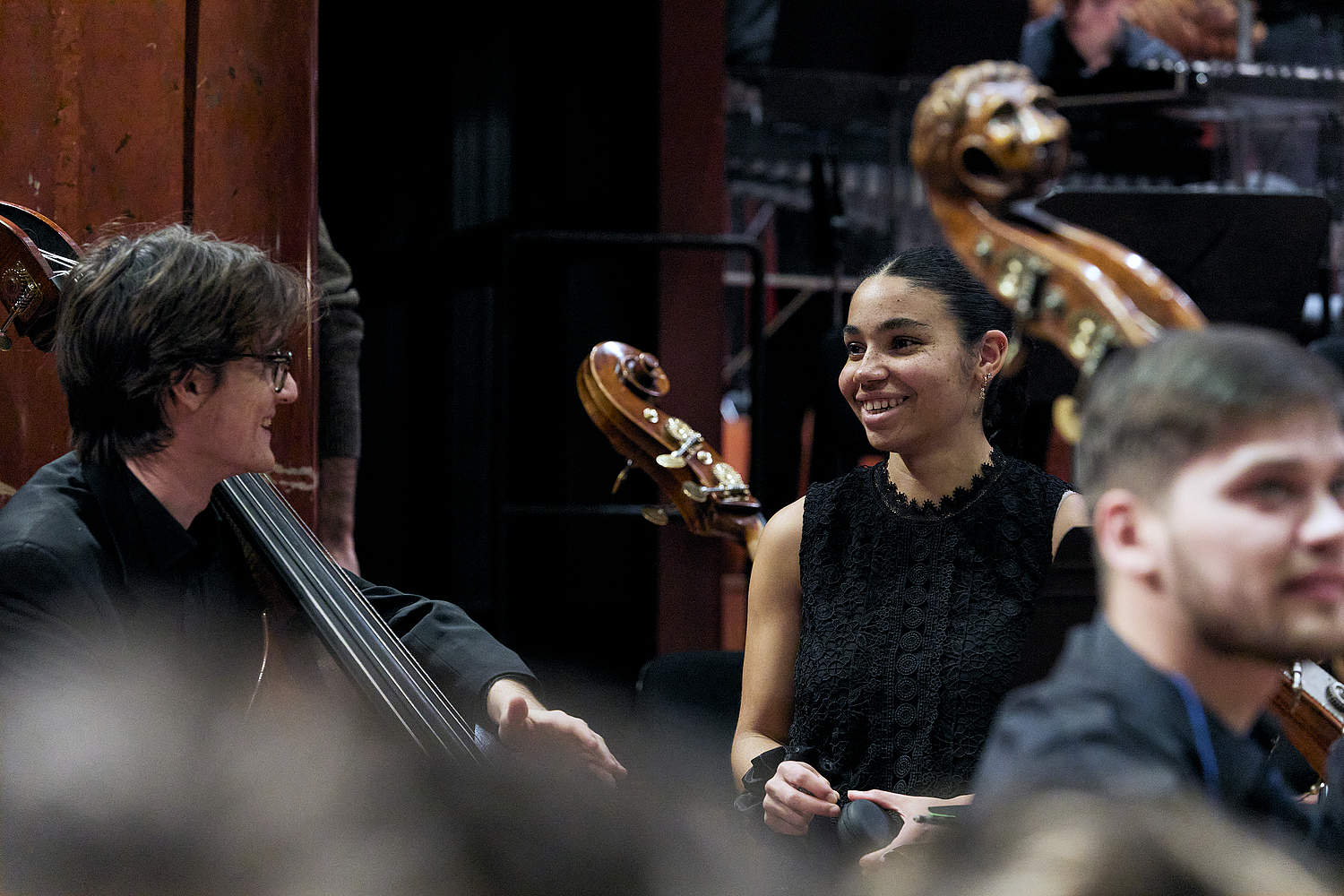 © Dougados Magali Jeune musicienne de la Haute École de Musique de Genève, parlant avec un autre contrebassiste, lors du concert du 10 décembre avec l'Orchestre de la Suisse Romande et la cheffe Eva Ollikainen