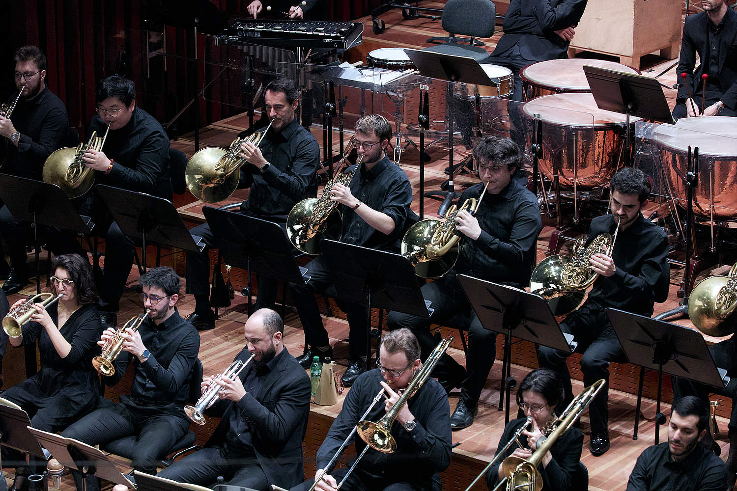 © Dougados Magali Pupitres des cors, des trompettes et des trombones jouant la Sixième symphonie de Mahler au Victoria Hall. Concert du 10 décembre 2024 avec l'Orchestre de la Suisse Romande et l'orchestre de la haute école de musique de genève, sous la direction d'Eva Ollikainen