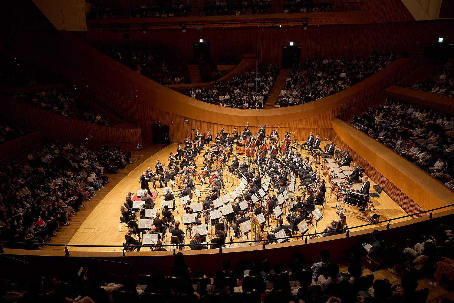 © LOTTE Concert Hall The Orchestre de la Suisse Romande on tour at the LOTTE Concert Hall in Seoul with violinist Inmo Yang and conductor Jonathan Nott