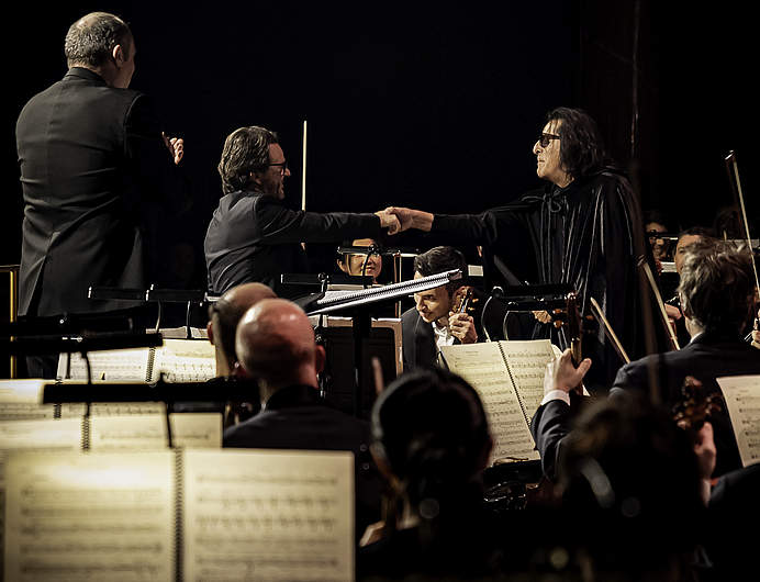 Jaz Coleman, saluant le premier violon de l'OSR pour le concert du Festival Antigel Pink Floyd Symphonique