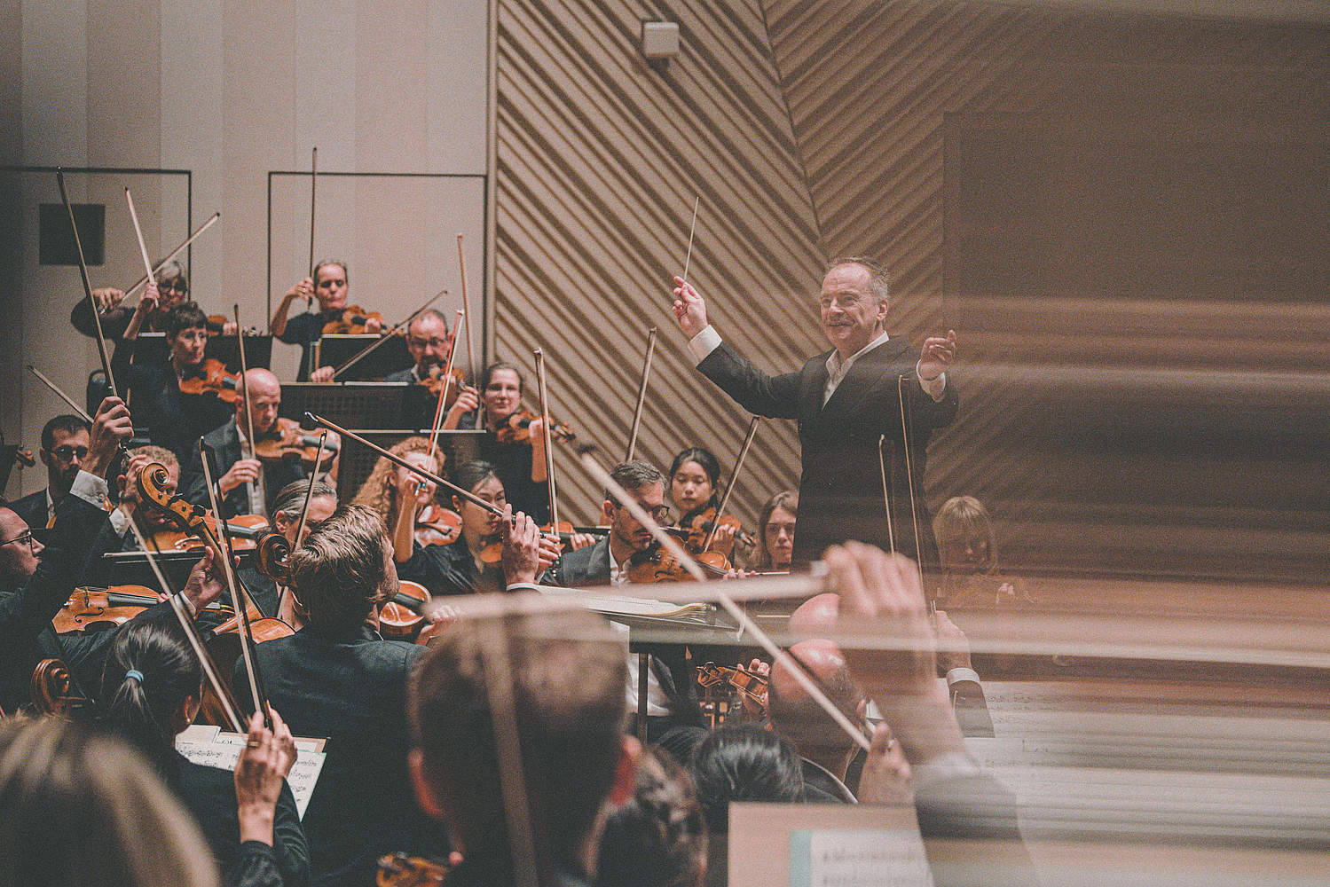 © Taichi Nishimaki The Orchestre de la Suisse Romande on tour at the Muza Kawasaki Symphony Hall in Tokyo with cellist Michiaki Ueno and conductor Jonathan Nott