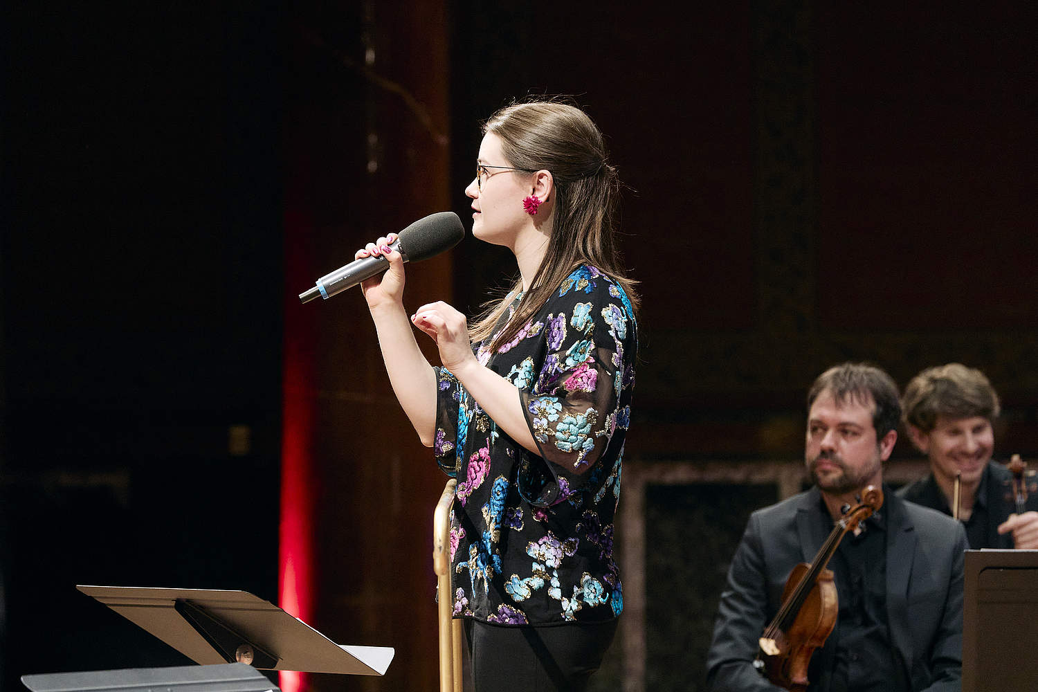 © Dougados Magali Family concert 'Aldo's Carnival' with the assistant conductor of the Orchestre de la Suisse Romande Zofia Kiniorska with a microphone on stage at the Victoria Hall in Geneva to speak with the audience.