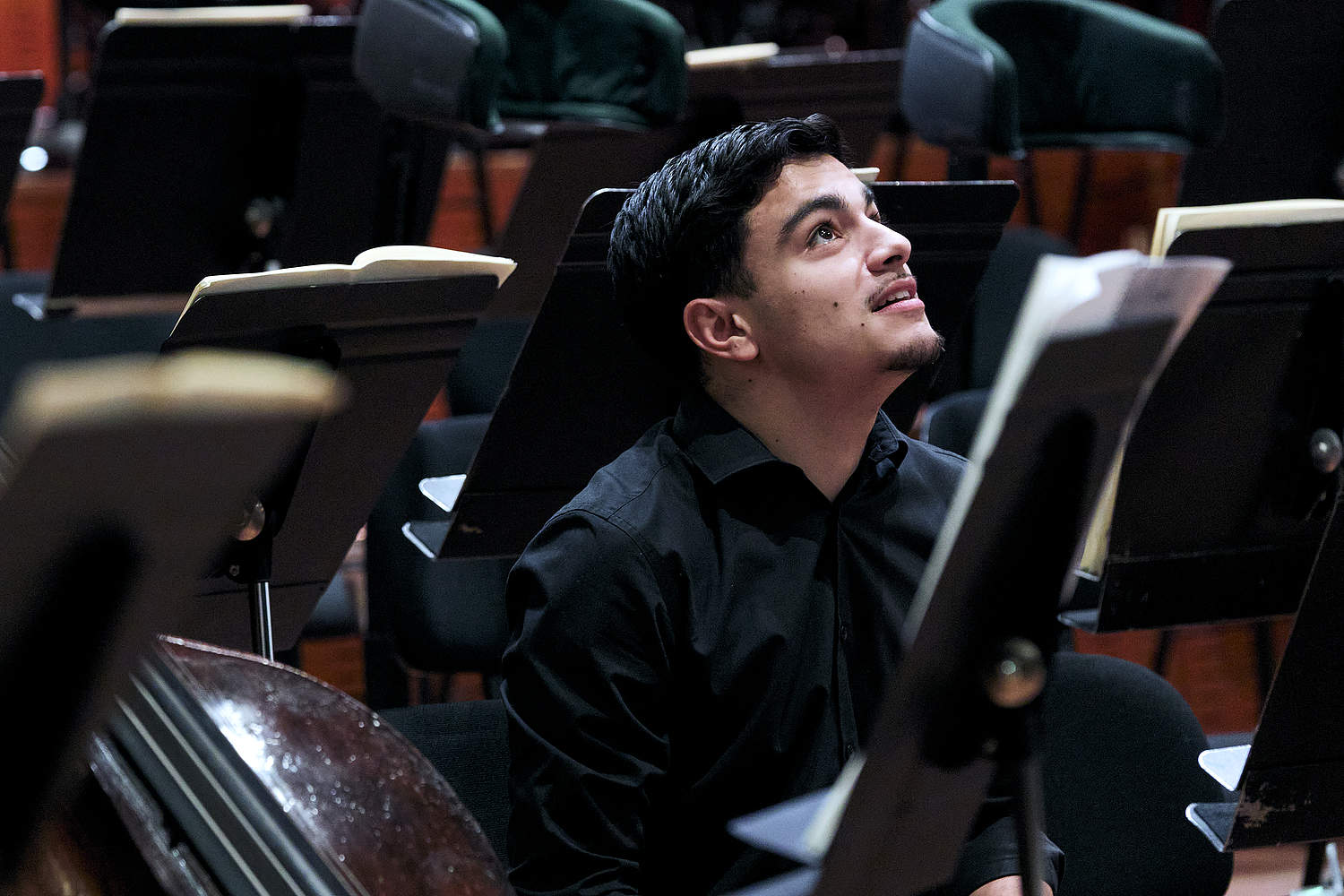 © Dougados Magali Jeune musicien de la Haute École de Musique de Genève, regardant vers le haut en souriant lors du concert du 10 décembre avec l'Orchestre de la Suisse Romande et la cheffe Eva Ollikainen