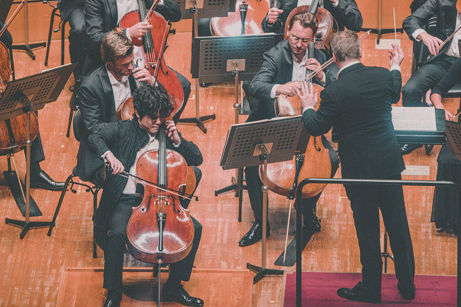 © Taichi Nishimaki The Orchestre de la Suisse Romande on tour at the Muza Kawasaki Symphony Hall in Tokyo with cellist Michiaki Ueno and conductor Jonathan Nott