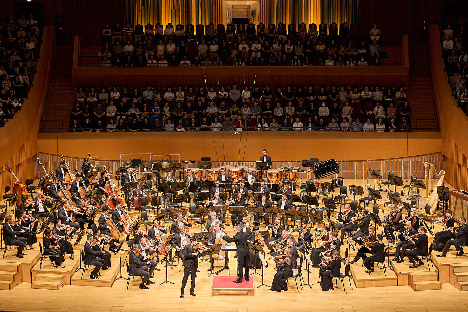 © LOTTE Concert Hall The Orchestre de la Suisse Romande on tour at the LOTTE Concert Hall in Seoul with violinist Inmo Yang and conductor Jonathan Nott