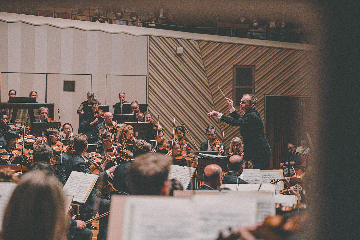 © Taichi Nishimaki The Orchestre de la Suisse Romande on tour at the Muza Kawasaki Symphony Hall in Tokyo with cellist Michiaki Ueno and conductor Jonathan Nott