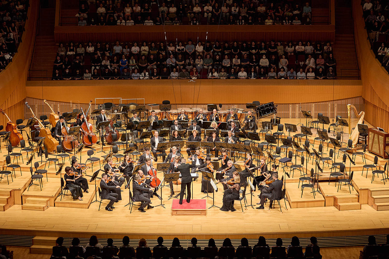 © LOTTE Concert Hall The Orchestre de la Suisse Romande on tour at the LOTTE Concert Hall in Seoul with violinist Inmo Yang and conductor Jonathan Nott