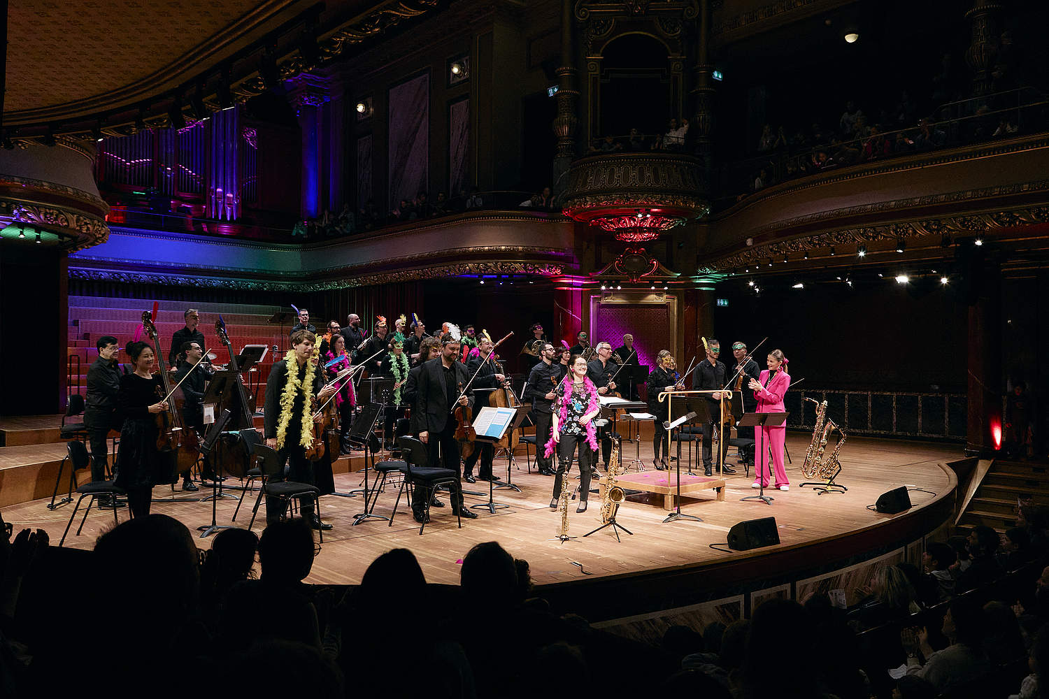 © Dougados Magali Closing salute at the family concert ‘Aldo's Carnival’ with conductor Zofia Kiniorska and saxophonist and artist in residence with the Orchestre de la Suisse Romande Valentine Michaud, on the Victoria Hall stage.