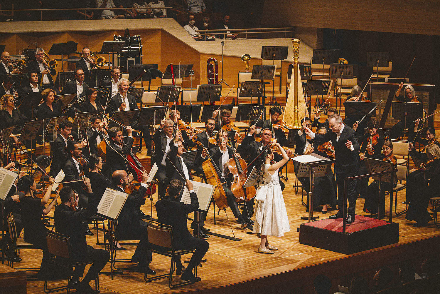 © Taichi Nishimaki The Orchestre de la Suisse Romande on tour at the Suntory Hall in Tokyo with violinist HIMARI and conductor Jonathan Nott