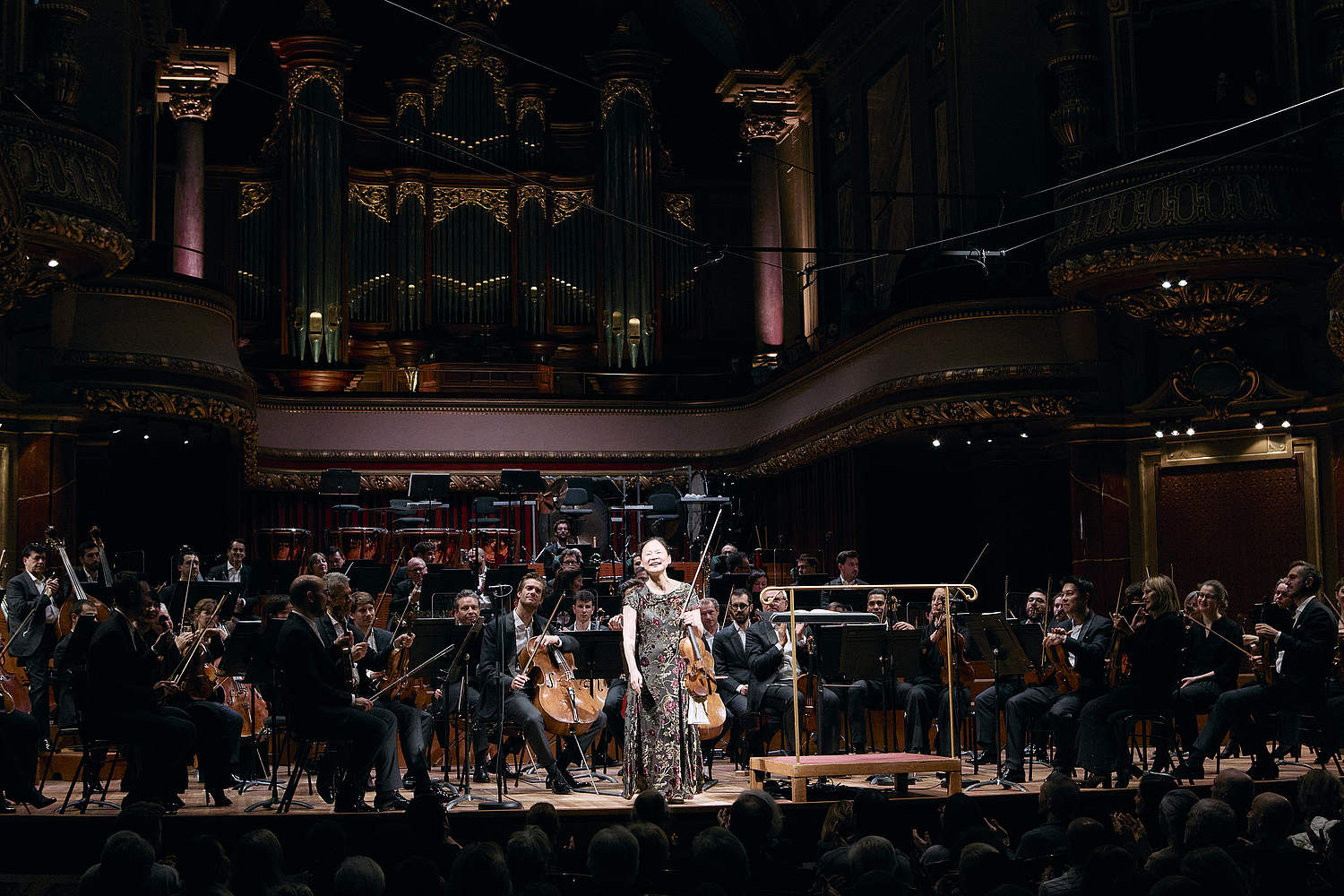 © Dougados Magali La violoniste japonaise Midori salue le public à la fin du Concerto pour violon en ré mineur de Sibelius, lors d'un concert au Victoria Hall de Genève avec l'Orchestre de la Suisse Romande et le chef d'orchestre Jonathan Nott