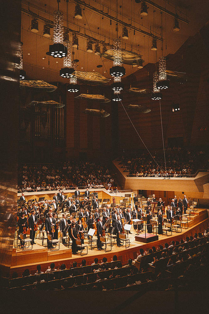 © Taichi Nishimaki The Orchestre de la Suisse Romande on tour at the Suntory Hall in Tokyo with violinist HIMARI and conductor Jonathan Nott