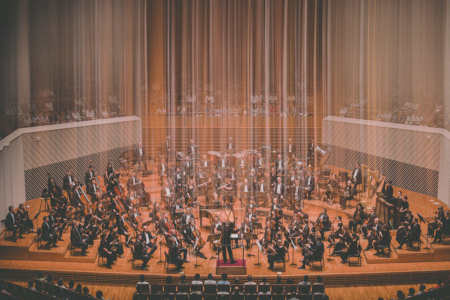 © Taichi Nishimaki The Orchestre de la Suisse Romande on tour at the Muza Kawasaki Symphony Hall in Tokyo with cellist Michiaki Ueno and conductor Jonathan Nott