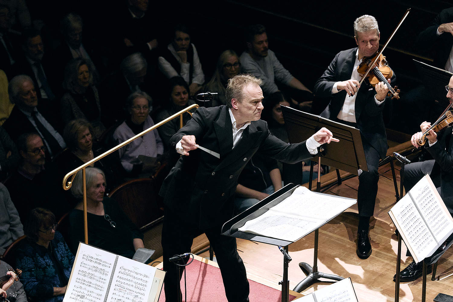 © Dougados Magali Le chef d'orchestre Jonathan Nott dirigeant l'Orchestre de la Suisse Romande lors du Sacre du Printemps de Stravinski lors d'un concert au Victoria Hall en février 2025