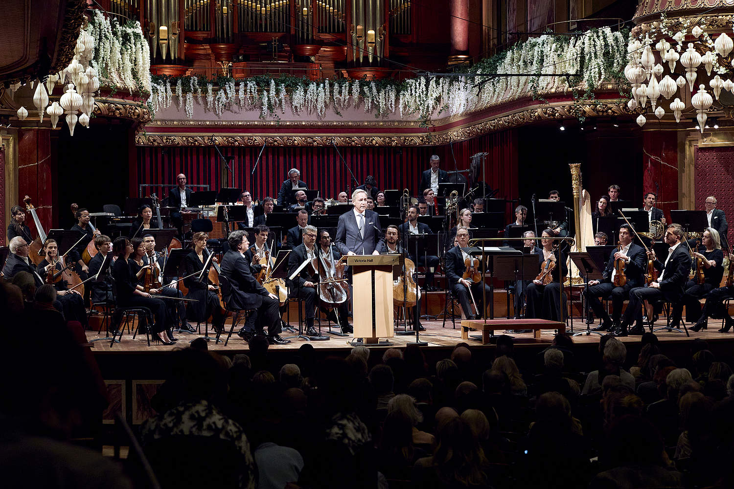 Discours d'Andreas Rötheli, président de l'association des Amis de l'OSR © Dougados Magali Discours d'Andreas Rötheli, président de l'association des Amis de l'OSR lors du concert de l'an des Amis de l'Orchestre de la Suisse Romande