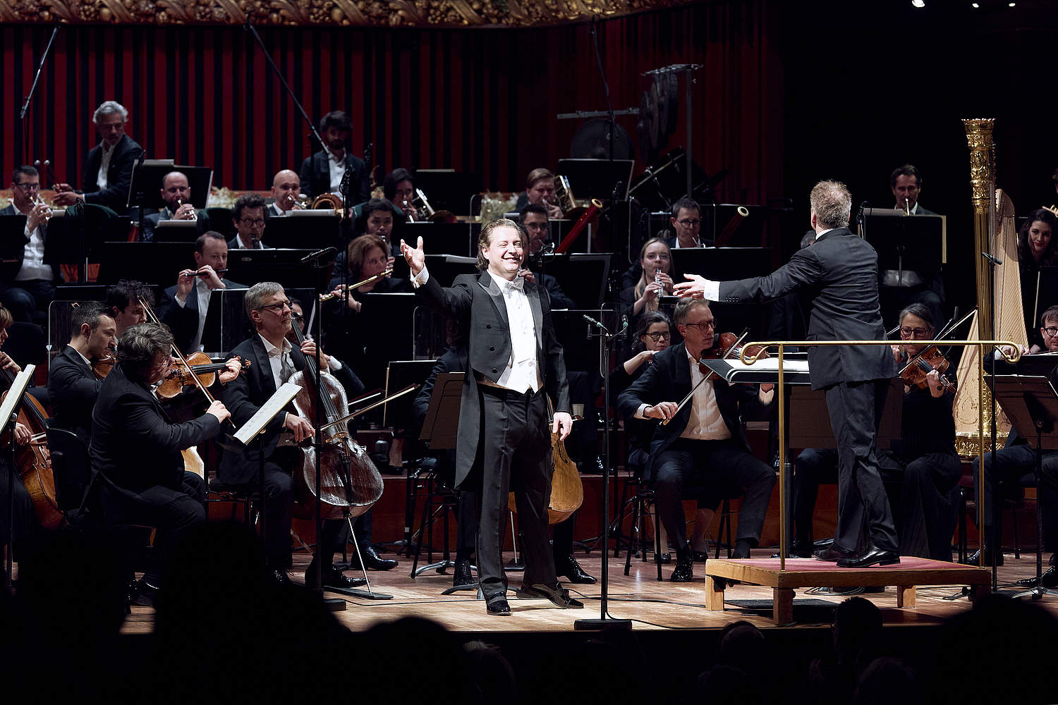 © Dougados Magali Le ténor Dmitry Korchak saluant le public lors du concert de l'an des Amis de l'Orchestre de la Suisse Romande