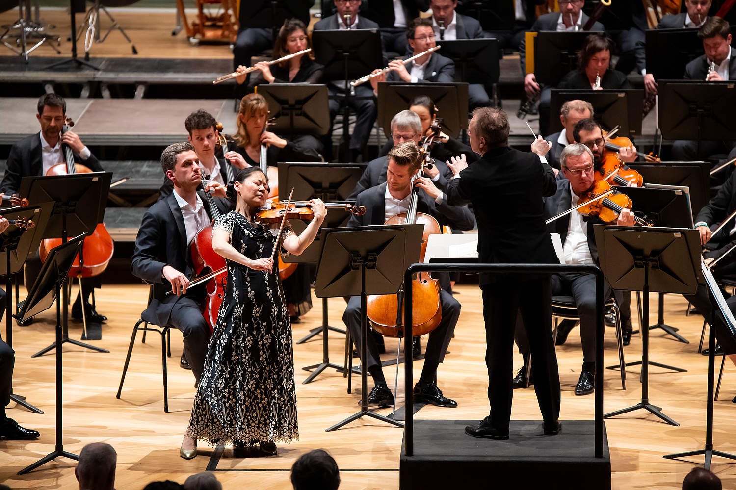 © Raquel Berciano Cavero, Festival Internacional de Música de Canarias L'Orchestre de la Suisse Romande, le chef d'orchestre Jonathan Nott et la violoniste japonaise Midori dans l'Auditorio Alfredo Kraus jouent le Concerto pour violon en ré mineur de Sibelius lors de leur tournée en Espagne, en clôture du Festival Internacional de Música de Canarias.