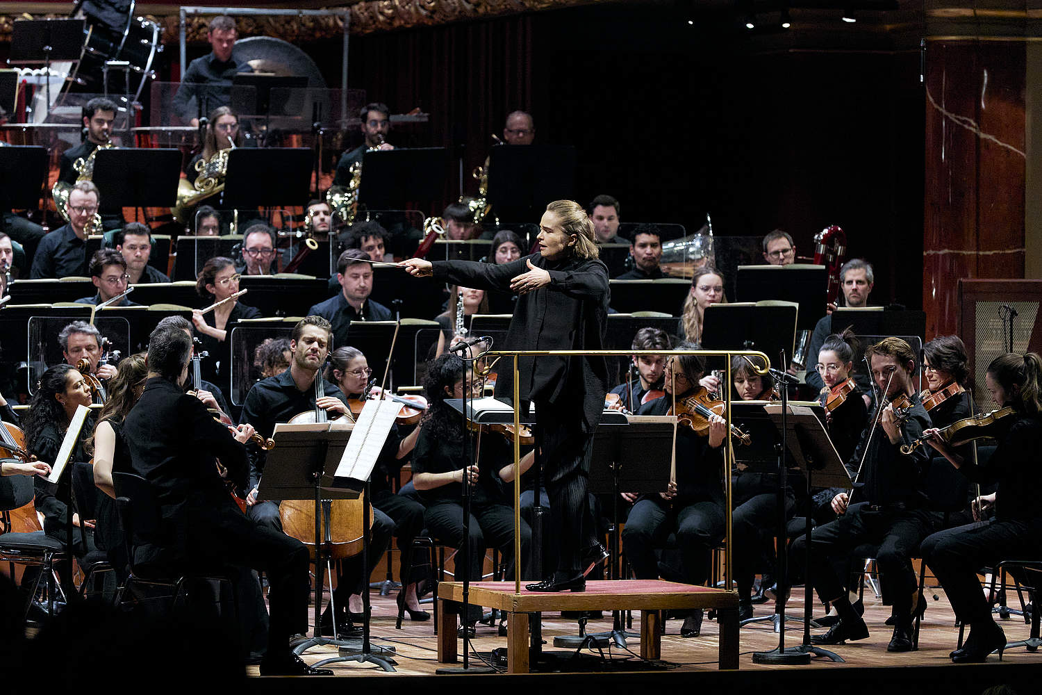 © Dougados Magali Eva Ollikainen en pleine direction de la Symphonie N° 6 de Mahler sur la scène du Victoria Hall, avec l'orchestre de la Haute école de musique de Genève et l'Orchestre de la Suisse Romande