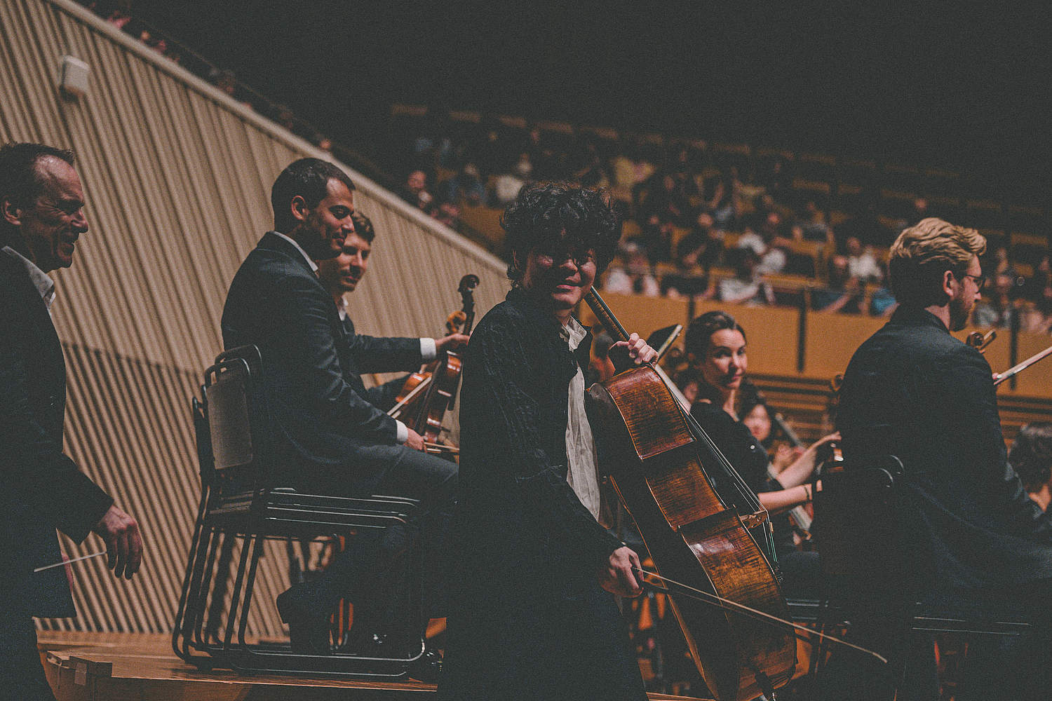 © Taichi Nishimaki The Orchestre de la Suisse Romande on tour at the Muza Kawasaki Symphony Hall in Tokyo with cellist Michiaki Ueno and conductor Jonathan Nott
