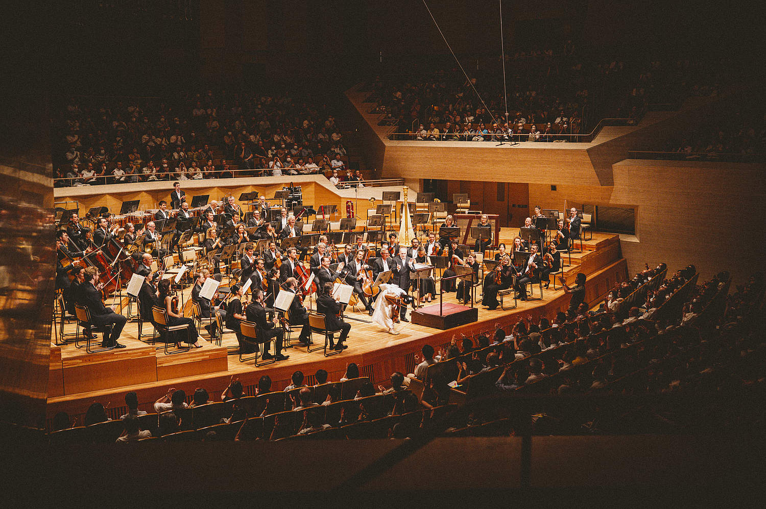 © Taichi Nishimaki The Orchestre de la Suisse Romande on tour at the Suntory Hall in Tokyo with violinist HIMARI and conductor Jonathan Nott