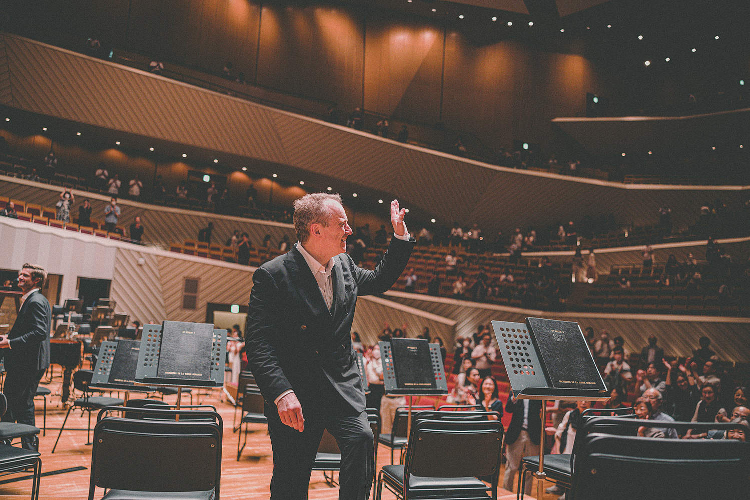 © Taichi Nishimaki The Orchestre de la Suisse Romande on tour at the Muza Kawasaki Symphony Hall in Tokyo with cellist Michiaki Ueno and conductor Jonathan Nott