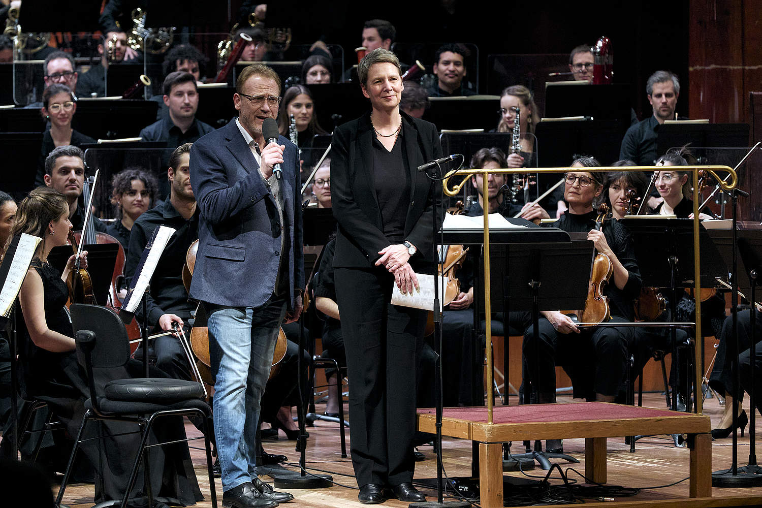 © Dougados Magali Discours de Steve Roger, directeur général de l'OSR et de Béatrice Zawodnik, directrice générale de la HEM Genève, sur la scène du Victoria Hall lors du concert du 10 décembre avec l'Orchestre de la Suisse Romande et la cheffe Eva Ollikainen