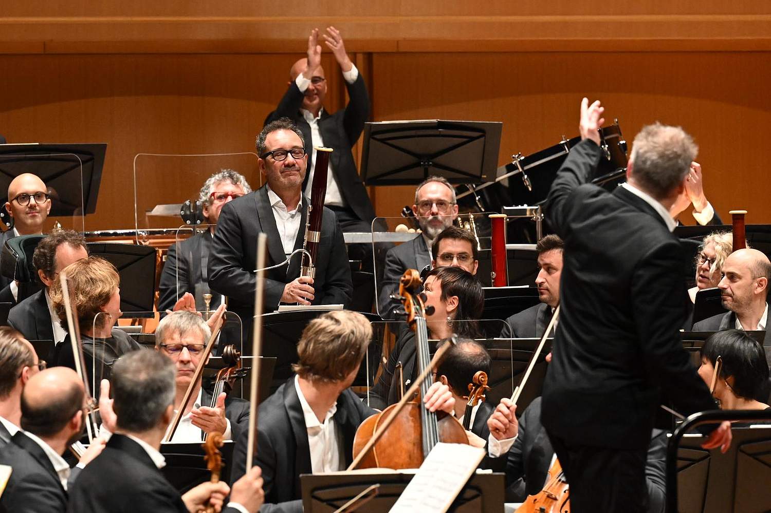 © Kazunai Kimura The Orchestre de la Suisse Romande on tour at the Aichi Concert Hall in Nagoya with violinist HIMARI and conductor Jonathan Nott