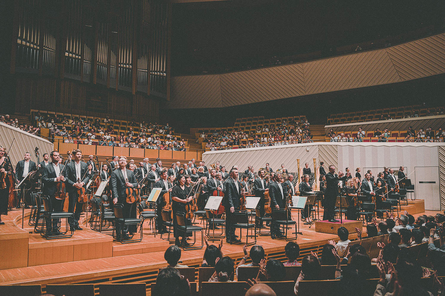 © Taichi Nishimaki The Orchestre de la Suisse Romande on tour at the Muza Kawasaki Symphony Hall in Tokyo with cellist Michiaki Ueno and conductor Jonathan Nott