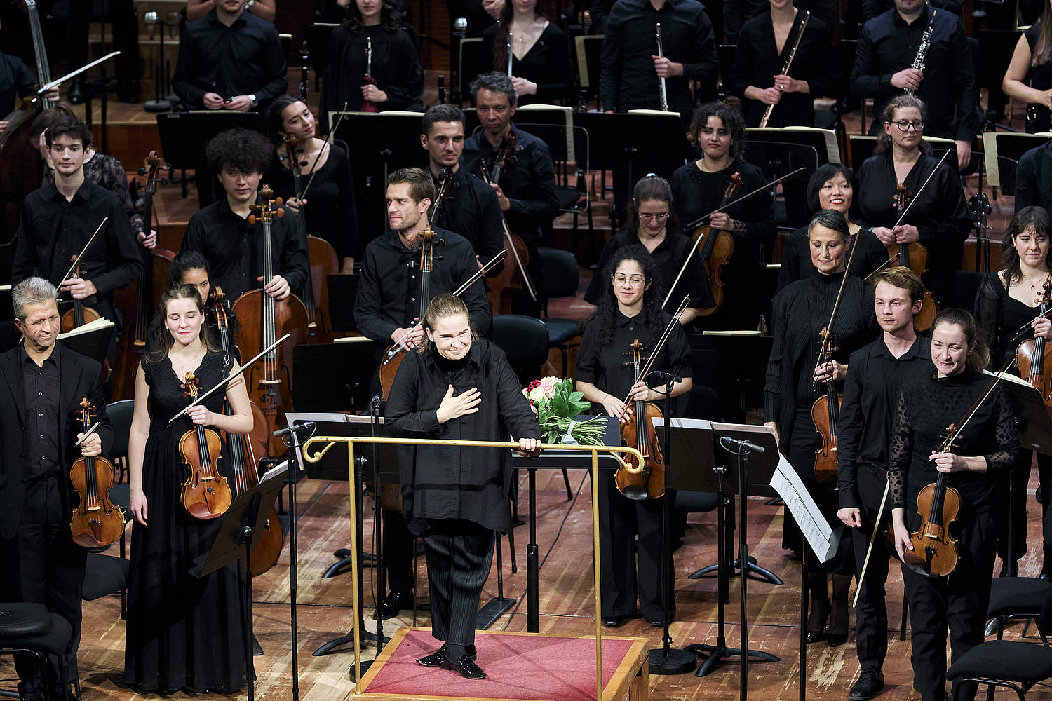 © Dougados Magali Salut de la cheffe Eva Ollikainen, de l'Orchestre de la Suisse Romande et de l'orchestre de la Haute école de musique de Genève à l'issue de la sixième symphonie de Mahler, donné le 10 décembre au Victoria Hall de Genève