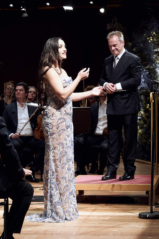 © Dougados Magali La soprano Juliana Grigoryan en pleine performance sur scène avec le chef d'orchestre Jonathan Nott lors du concert de l'an des Amis de l'Orchestre de la Suisse Romande