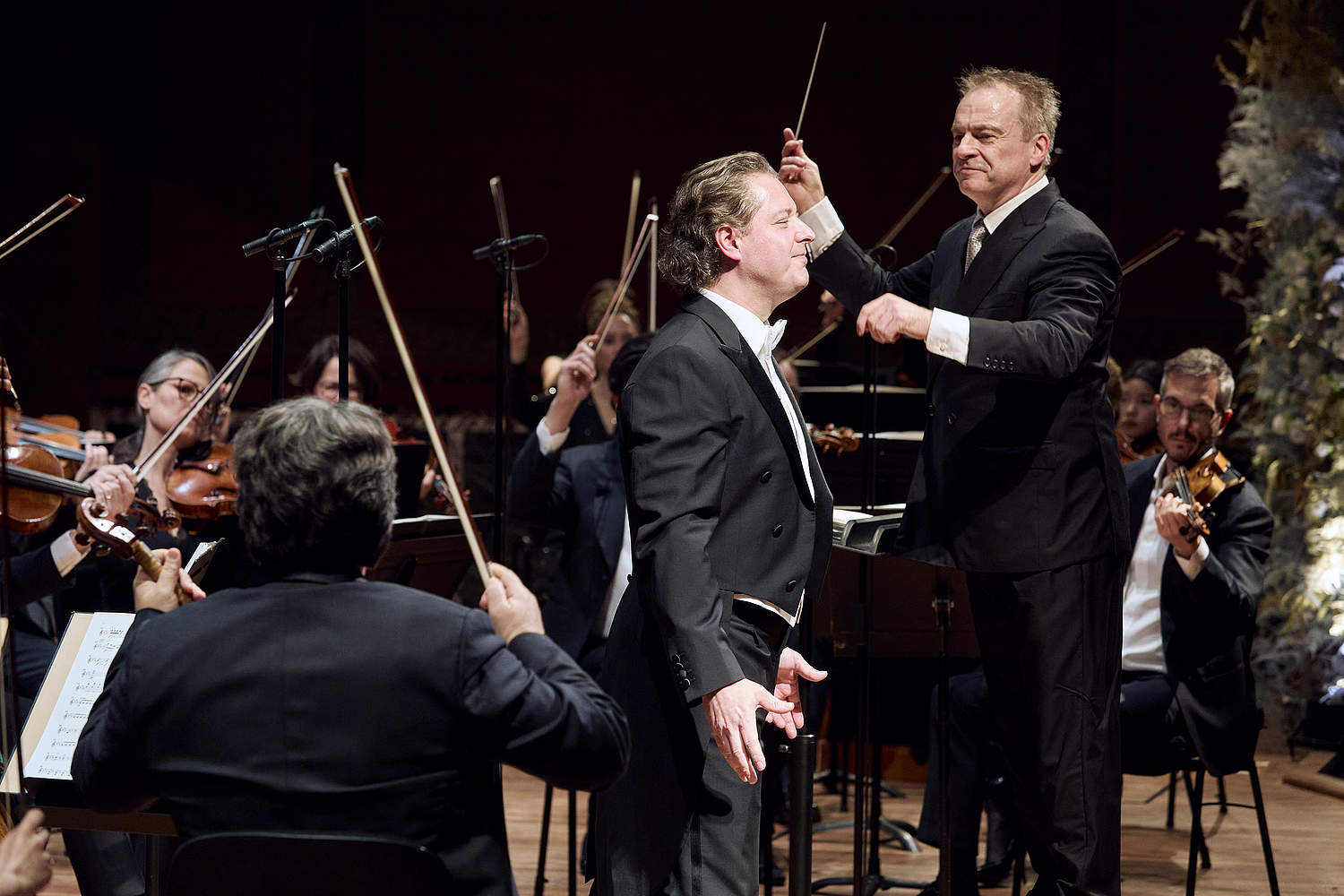 © Dougados Magali Le ténor Dmitry Korchak en pleine performance avec le chef d'orchestre Jonathan Nott lors du concert de l'an des Amis de l'Orchestre de la Suisse Romande
