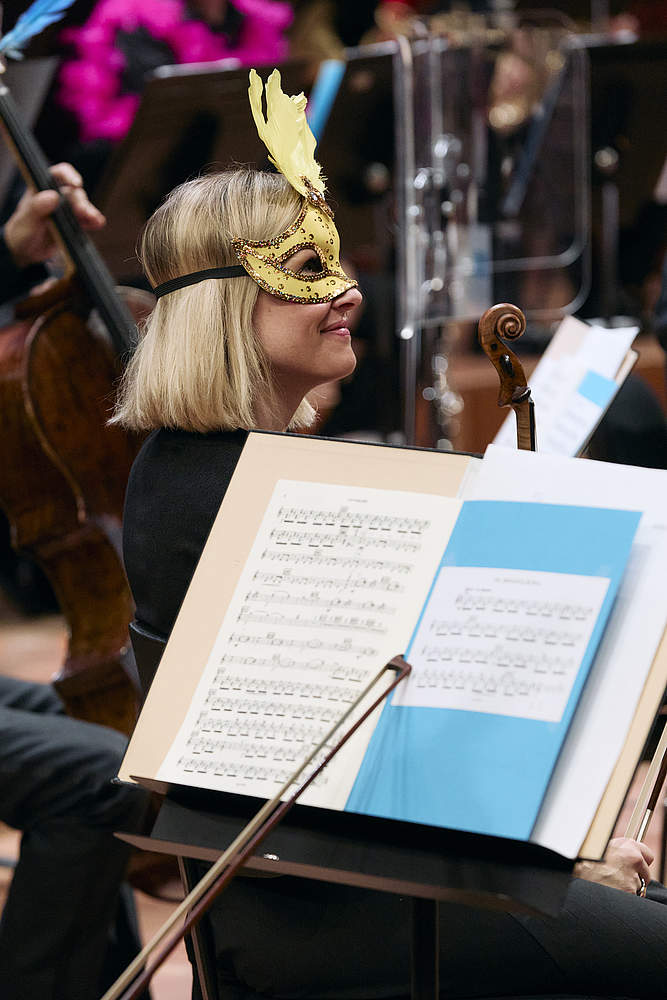 © Dougados Magali Linda Bärlund, first violin with the Orchestre de la Suisse Romande at the family concert “Le Carnaval d'Aldo” dressed in a carnival mask on the stage of Geneva's Victoria Hall.