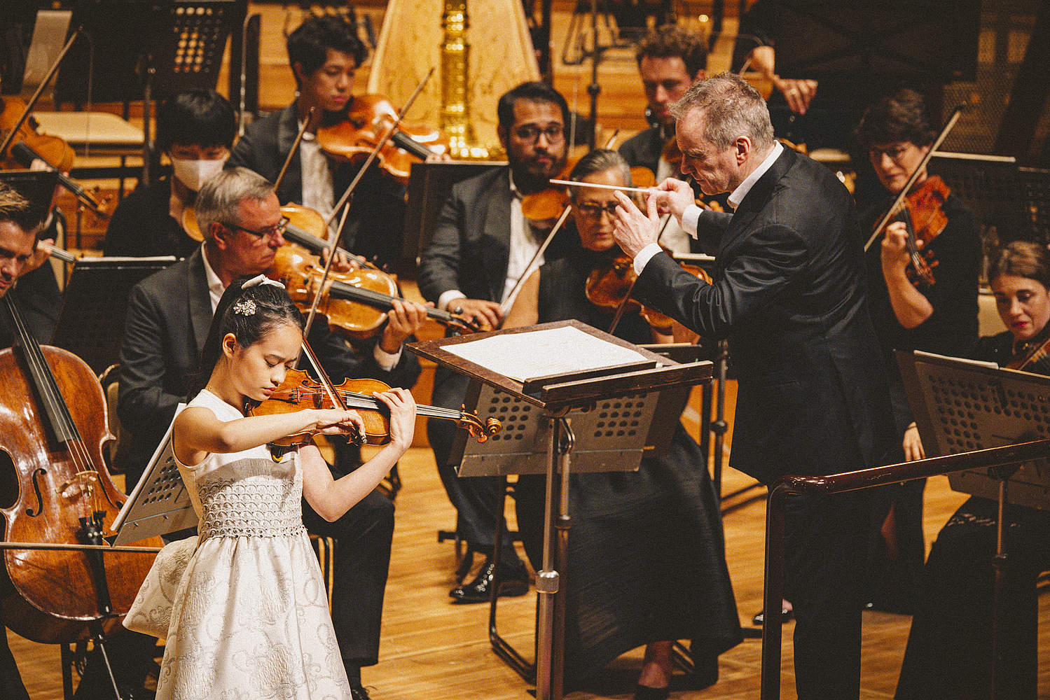 © Taichi Nishimaki The Orchestre de la Suisse Romande on tour at the Suntory Hall in Tokyo with violinist HIMARI and conductor Jonathan Nott