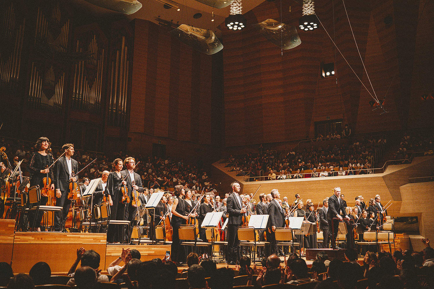 © Taichi Nishimaki The Orchestre de la Suisse Romande on tour at the Suntory Hall in Tokyo with violinist HIMARI and conductor Jonathan Nott