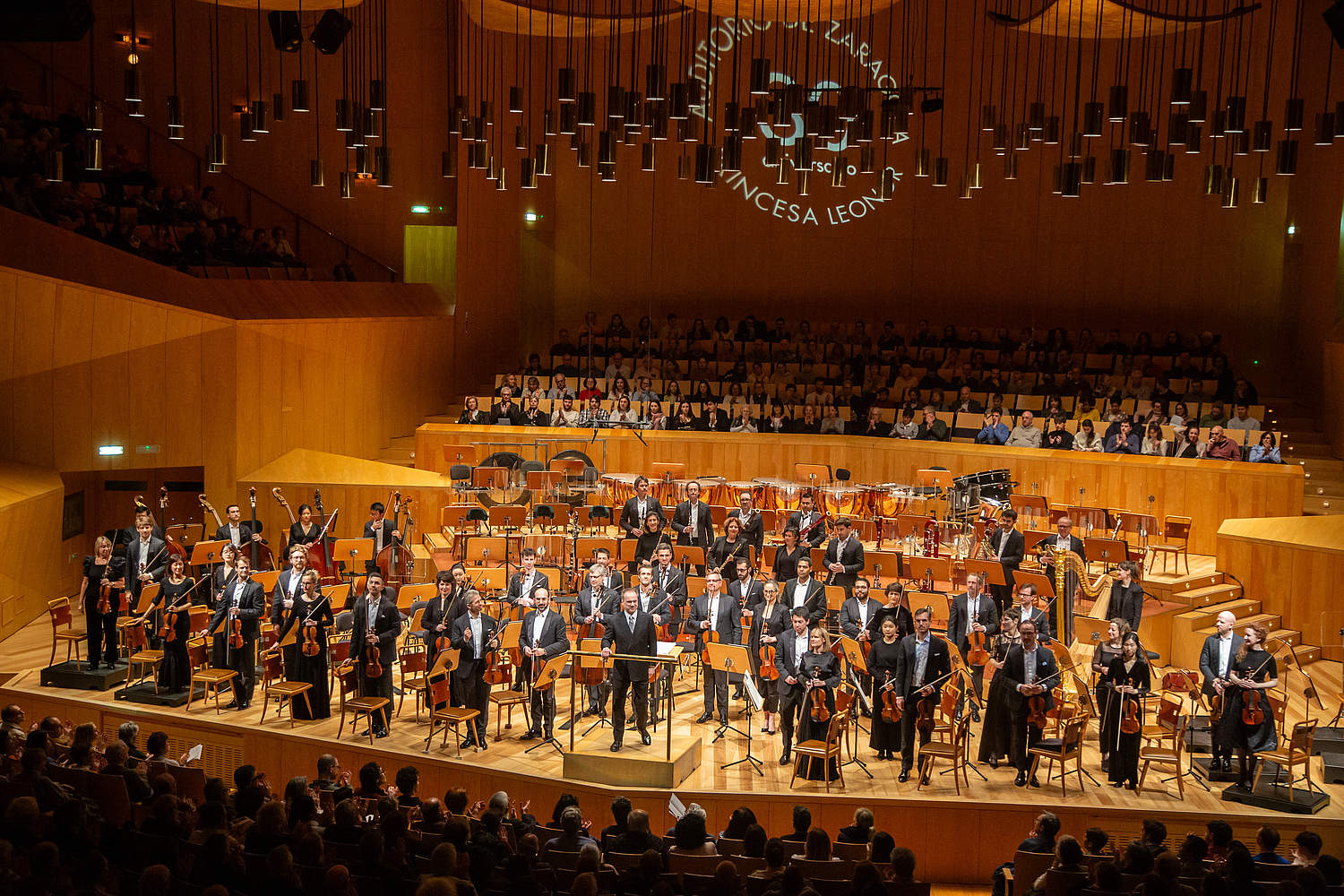 Auditorio de Zaragoza Princesa Leonore © Pilar Mairo L'Orchestre de la Suisse Romande, le chef d'orchestre Jonathan Nott et la violoniste japonaise Midori dans l'Auditorio de Zaragoza Princesa Leonore jouent le Concerto pour violon en ré mineur de Sibelius lors de leur tournée en Espagne.